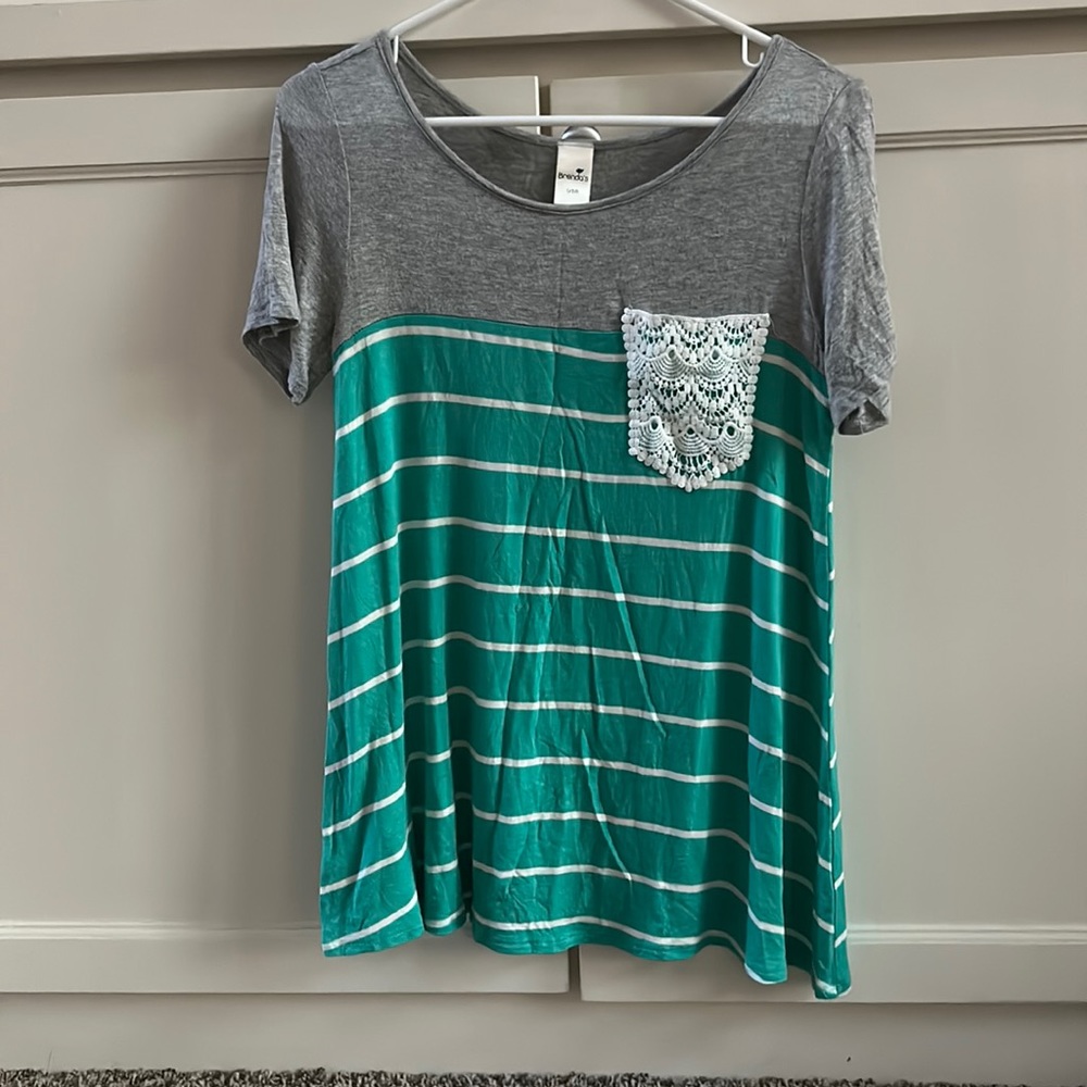 teal shirt w/ white stripes and lace pocket | size S